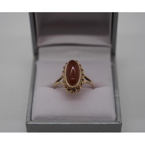 373 - 9ct gold cornelian ring approx 3-5g total weight