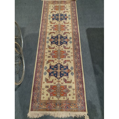 102 - Cream, blue and red hall runner rug 79 x 26