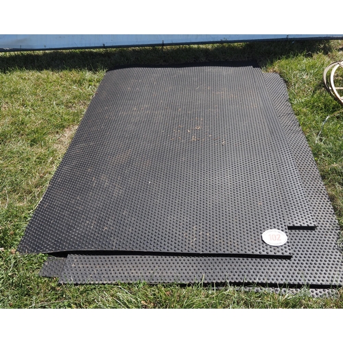 102 - Stable rubber matting