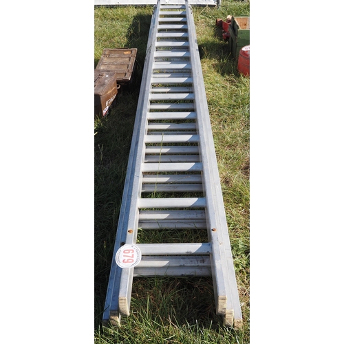 679 - 3- Extending aluminium  ladders