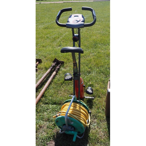 764 - Hose pipe and exercise bike