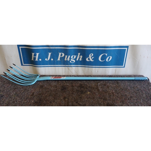 791 - 2- Long handle manure forks