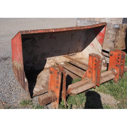 1241 - Massey Ferguson 3645 tractor. only showing 352 hours. Massey Ferguson 916 loader, fork, bucket and b... 