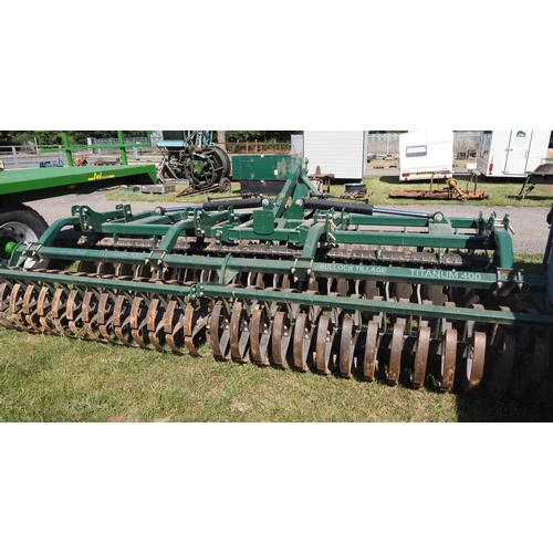 1305 - 2016 Bullock Tillage Titanium 400 mounted discs, very tidy. C/w operators manual