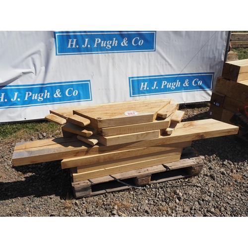 887 - Pallet of oak beams average 1.0m