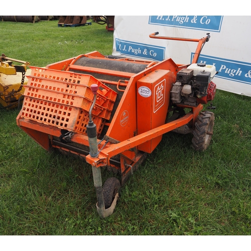 2055 - Tuthill pedestrian apple harvester