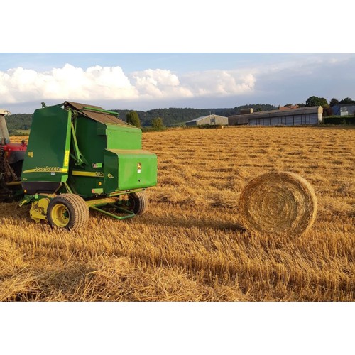 2054 - John Deere 582 Hi Flow round baler. Shows 19250 bales. GWO