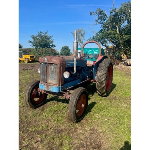 450 - Fordson Major tractor. Runs and drives. Roll bar.