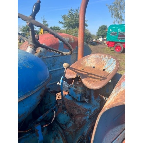 450 - Fordson Major tractor. Runs and drives. Roll bar.