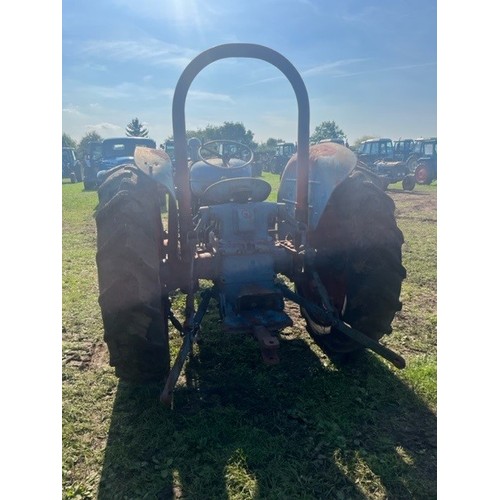 450 - Fordson Major tractor. Runs and drives. Roll bar.