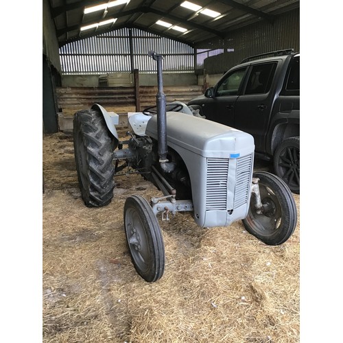 140 - 1954 Ferguson T20 diesel tractor, reduction gearbox, good tyres, running order. Reg 894 XVA. V5