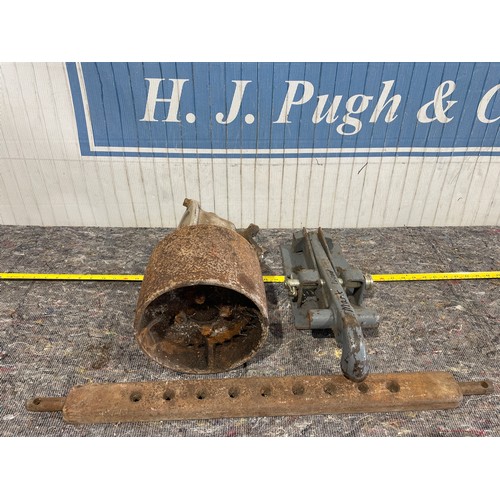 712 - Ferguson pulley, 9 hole drawbar & pickup hitch