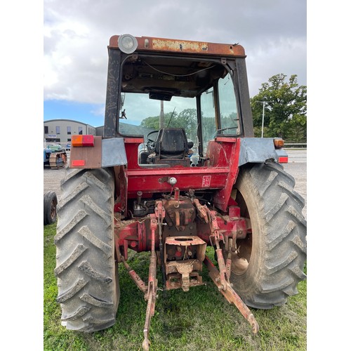 814 - International 955 tractor. Runs and drives. Low hours showing 2329. Reg EVJ 444W. V5