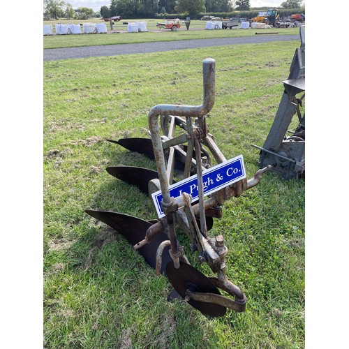 890 - Massey Ferguson 3 furrow plough