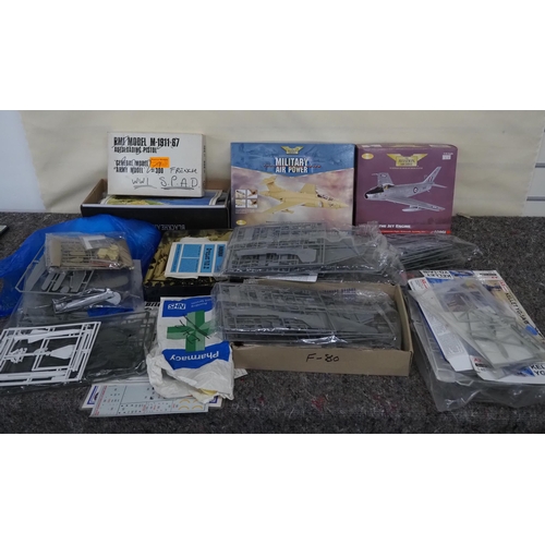 114 - Assorted model aircraft kits and parts