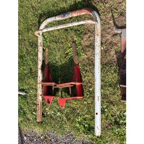 957 - Massey Ferguson 35/135 roll bar