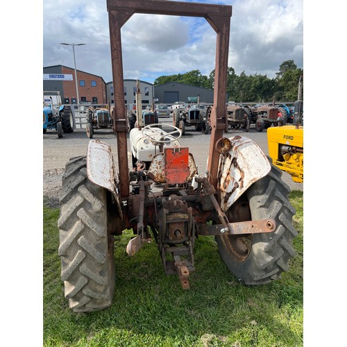 819 - David Brown 880 tractor. 2WD, ex farm, runs and drives