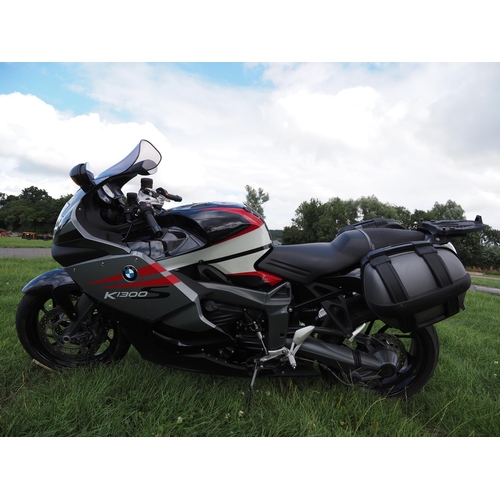 909 - BMW K1300 S motorcycle. 2010
Engine no. 27102127
Runs and rides. New head, radiator, water pump and ... 