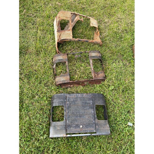 912 - Massey Ferguson 135 grills