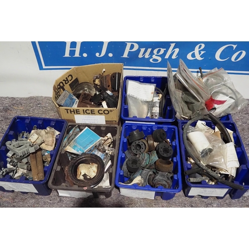 107 - Large quantity of assorted American car spares