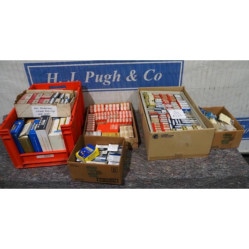 182 - Large quantity of assorted American bearings and seals