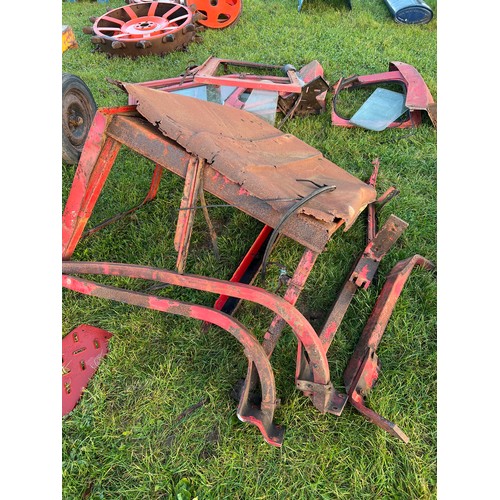 913 - Massey Ferguson 165 cab for restoration. 50% Original glass