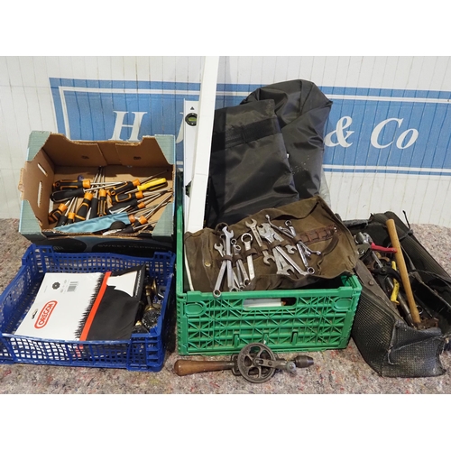 1176 - Assorted hand tools, car accessories etc