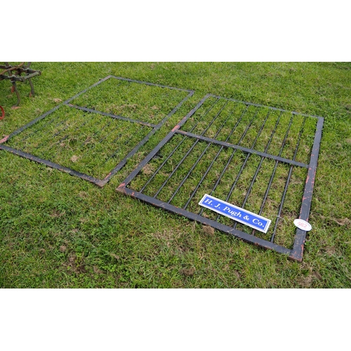 482 - Pair of 4ft metal gates