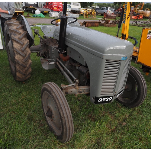 1673 - Ferguson T20 tractor petrol tvo, runs and drives  Q929UCW