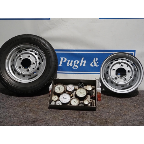 194 - MG Wheels & tyres. pressure gauges