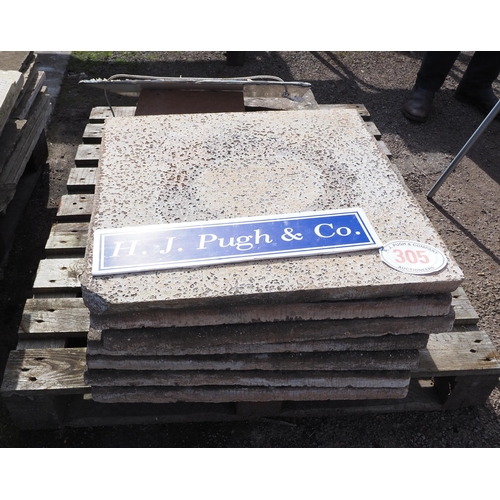 305 - Pallet of paving slabs