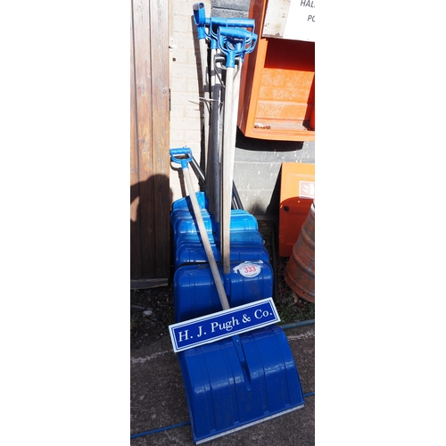 333 - Quantity of plastic shovels