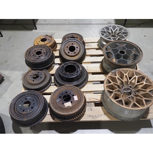 275 - Quantity of American wheel drums & alloy wheels