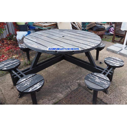 370 - Round pub picnic table 59