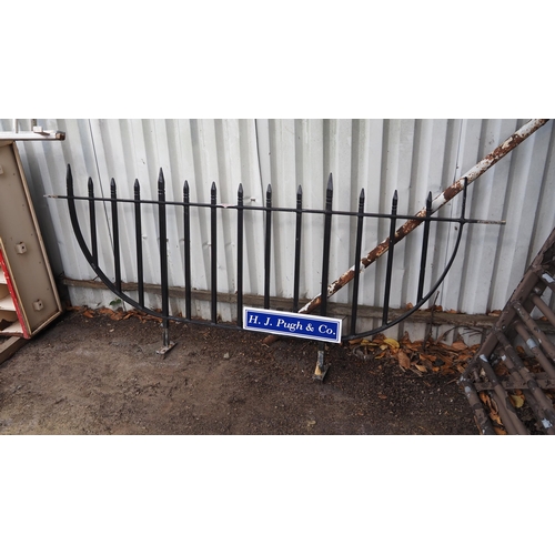 394 - Metal railings approx. 6ft