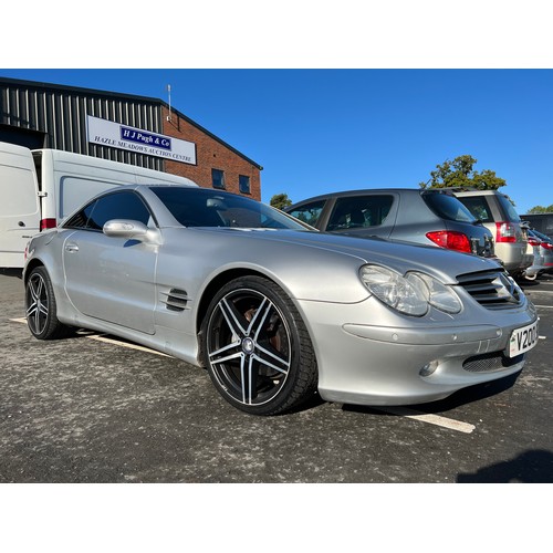 347 - Mercedes SL 350 Auto convertible. Runs. MOT ran out in June. The roof does not work. REG V200SHA. V5... 