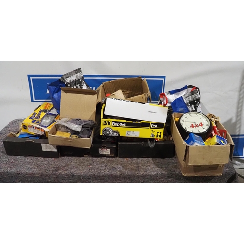 386 - Large quantity of assorted car spares