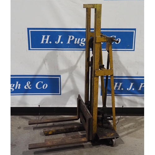 440 - Hydraulic sack lift