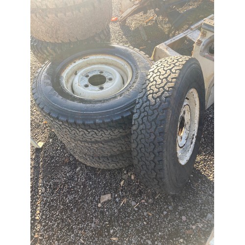 444 - Land Rover wheel and tyres 7.50r16 -4