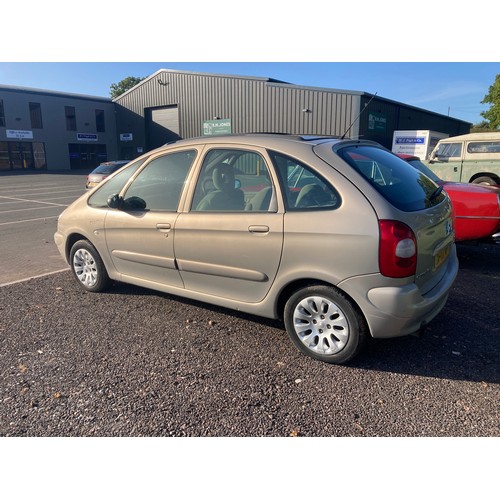 354 - Citroen Picasso estate. 2002, 1997cc. 112,045 miles. Reg DF02 APY. V5. Key