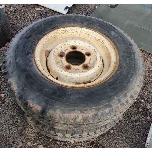 460 - 2 - Land Rover wheels and tyres.