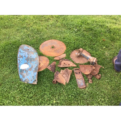 133 - Mixed plough parts and various points and discs