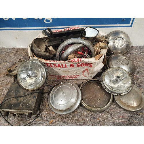 476 - Assorted car headlight parts, wheel trims etc