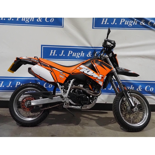 932 - KTM Duke Supermoto motorcycle. 2000. 640cc
Frame No. VBKGSL408YM733405
Engine No. 0058414506
Runs an... 