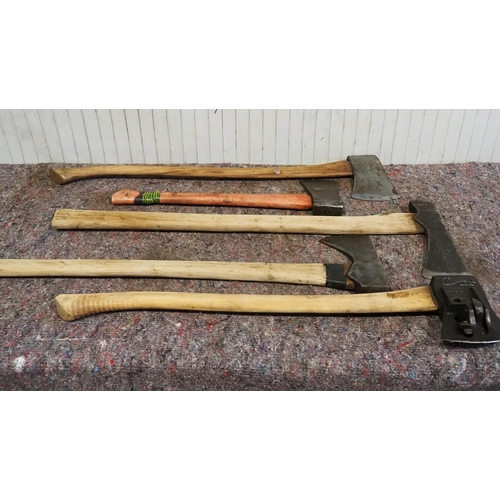 328 - Assorted axes to include a Chopper No.1 wood splitter axe