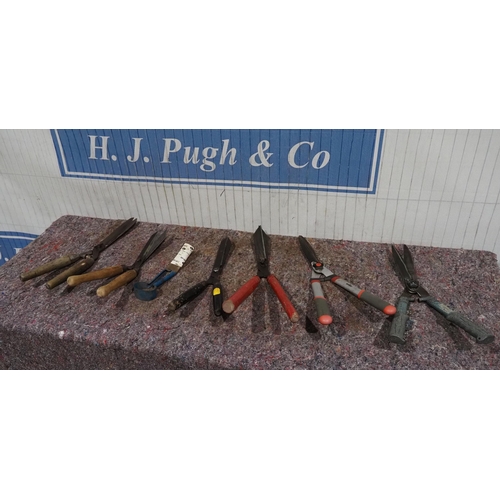 334 - Assorted garden shears