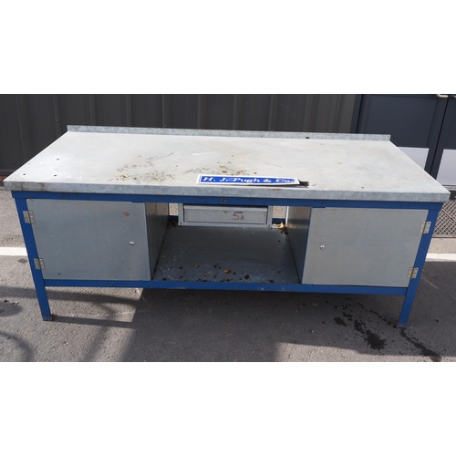 352 - Metal work bench with keys 79x31x33