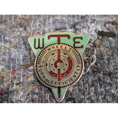 689 - Wheels turn efficiently enamel cap badge