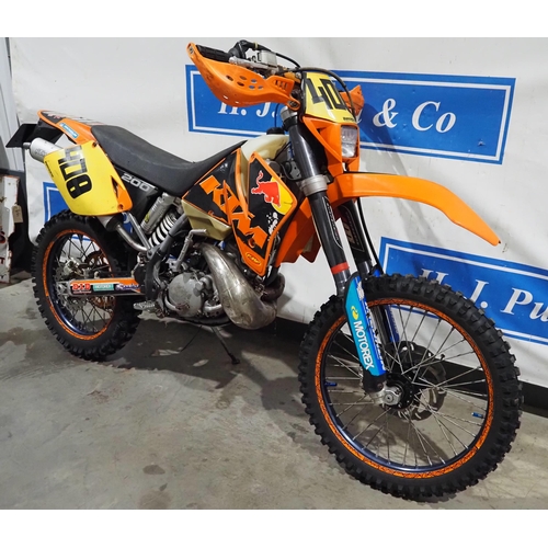1086 - KTM 200 EXC endurance motorbike, 2002. 200cc.
Engine no. 0252313076.
Runs and rides, comes with plen... 