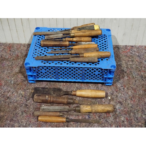 420 - 16 Chisels & gouges to include I.Sorby